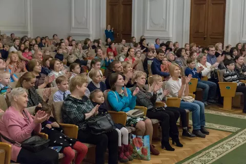 Шоу песочной анимации по сказке «Об Иван-царевиче, жар-птице и сером волке»