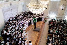 Хором едины: на сцену Белого зала одновременно вышли сразу семь хоров